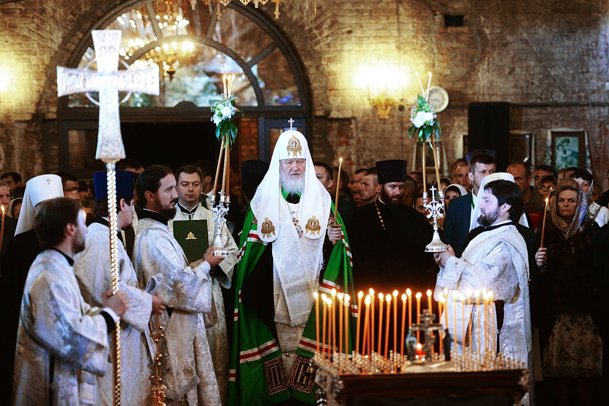 Patriarch Kirill performing a memorial prayer service (zaupokoinaya litiya) inside the Nikolaevsky Garrison Cathedral at Brest Fortress, June 22, 2015