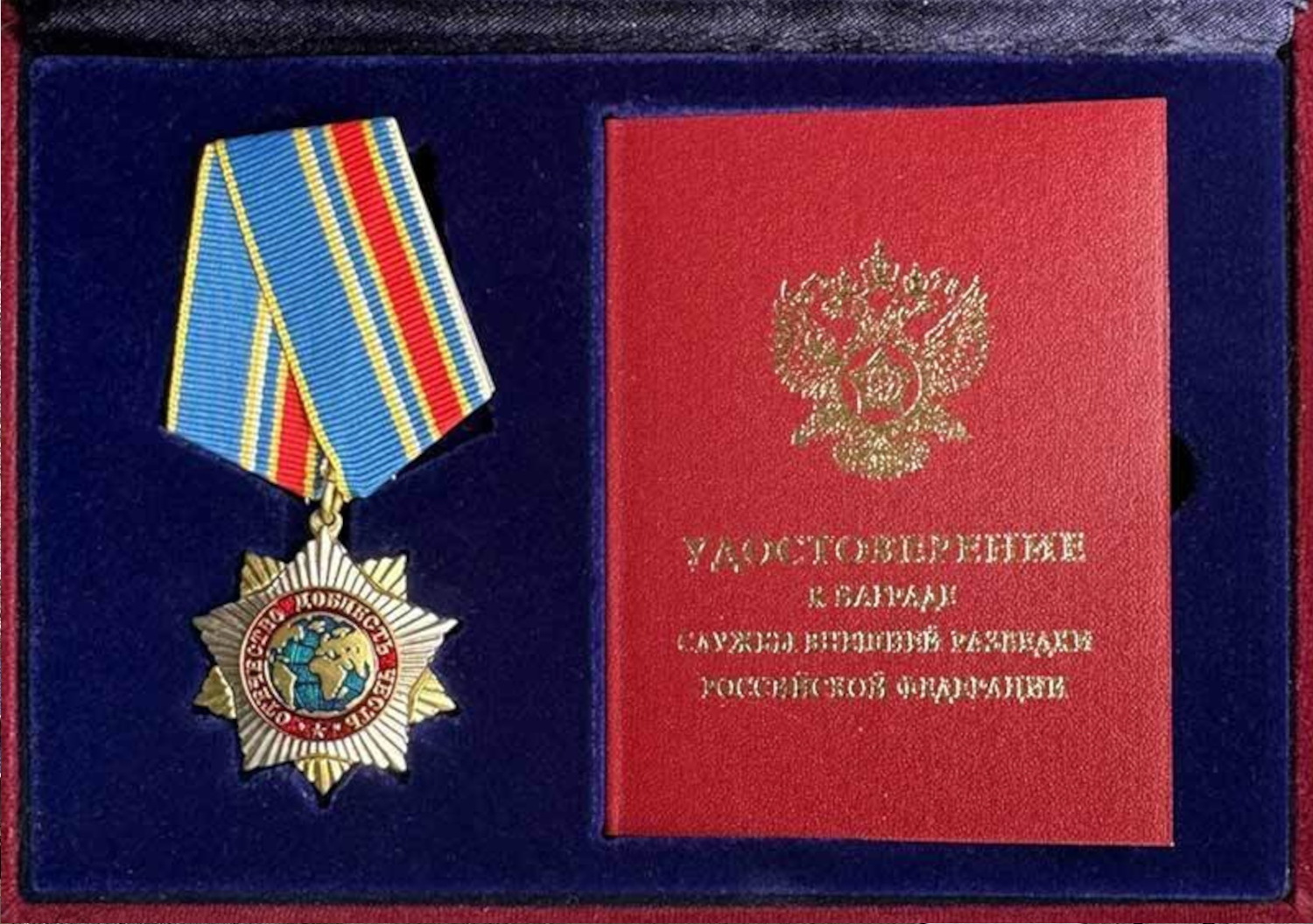 The SVR Medal "For Cooperation" in its presentation box alongside the SVR credential book.