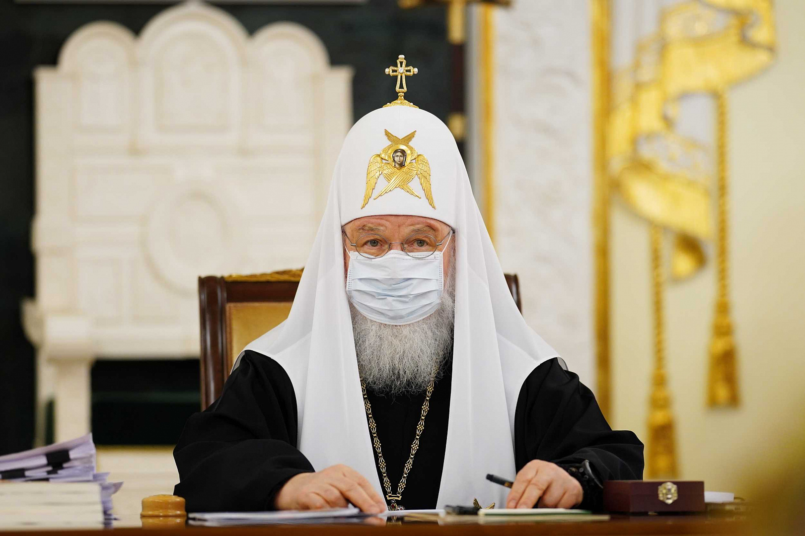 Le patriarche Cyrille portant un masque médical lors de son allocution au Saint-Synode depuis la salle du Trône du monastère Saint-Daniel