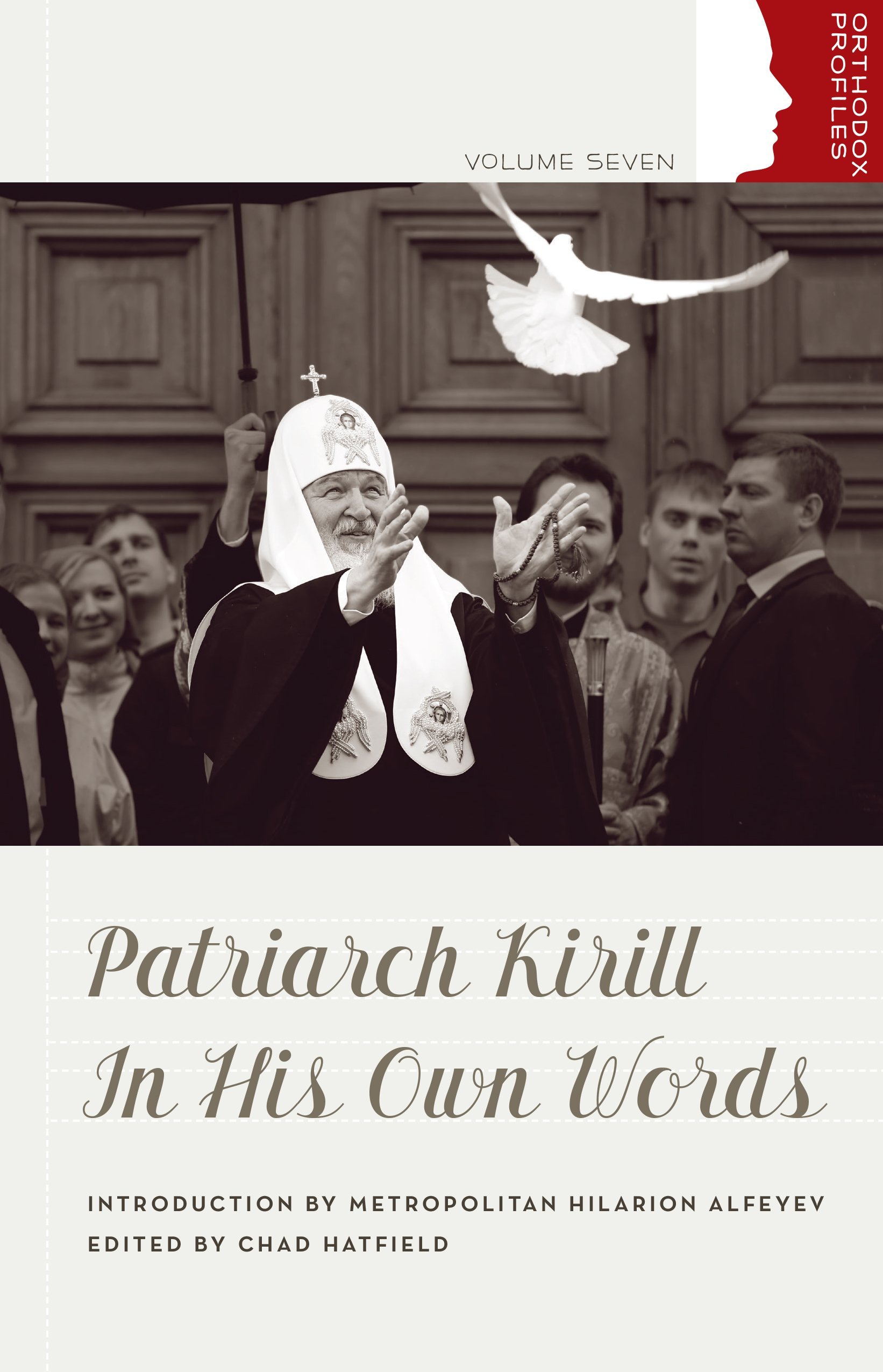 Εξώφυλλο του Patriarch Kirill: In His Own Words, με τον Πατριάρχη Κύριλλο να απελευθερώνει ένα λευκό περιστέρι, εκδόσεις St Vladimir's Seminary Press