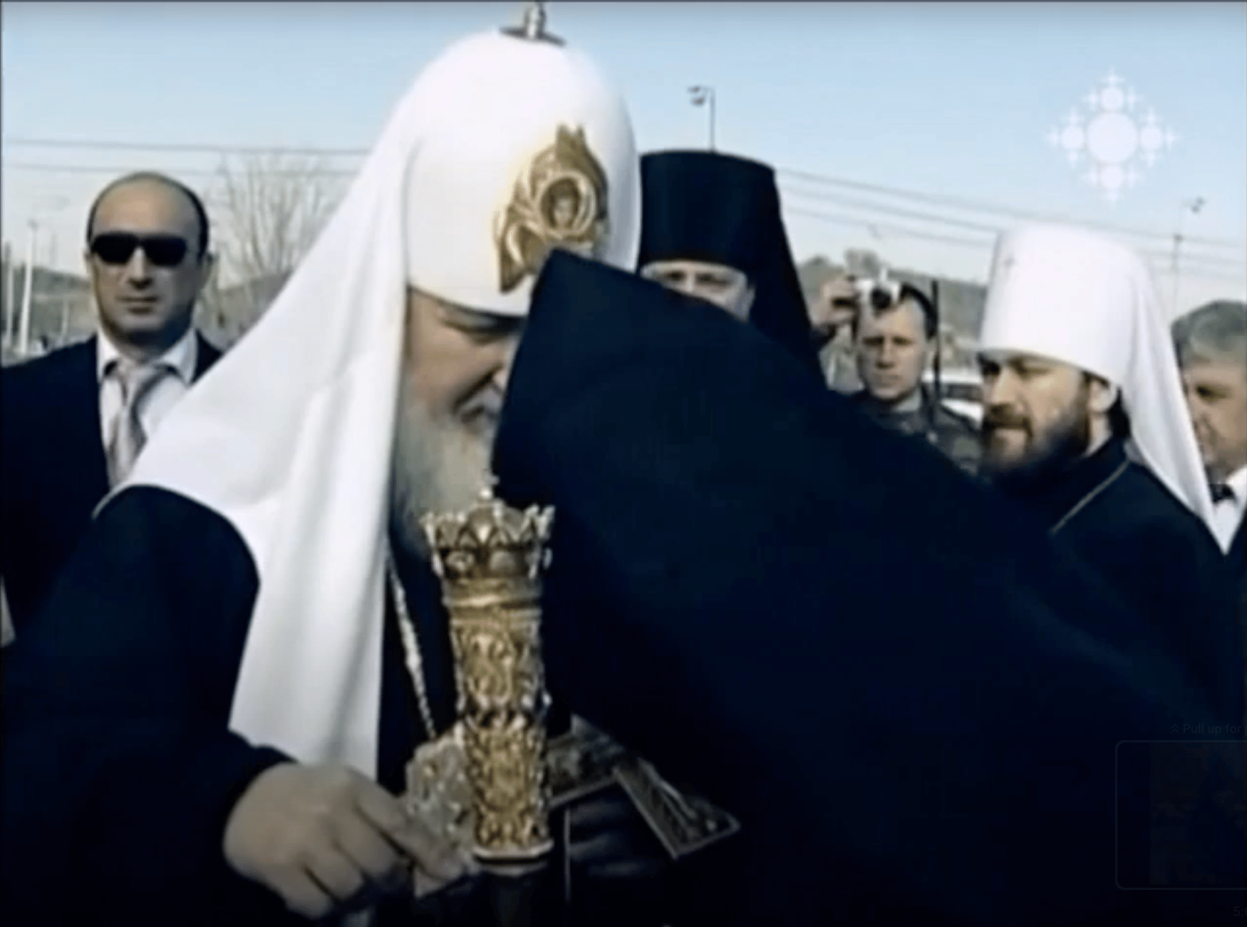 Armenian cleric venerates the cross presented by Patriarch Kirill