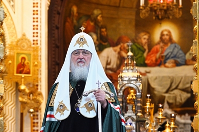 Patriarch Kirill delivering his sermon on March 29, 2020 calling the faithful to stay home from Pascha. He stands before an icon of the Last Supper in full patriarchal vestments.
