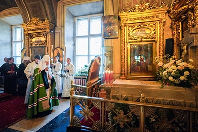 Patriarch Kirill in green festive vestments bowing in prayer before the relics and tomb of Metropolitan Sergius Stragorodsky at the Epiphany Cathedral in Elokhovo, Moscow, May 2024