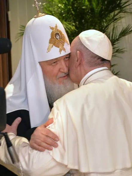 Kirill and Pope exchange the Kiss of Peace, 2016