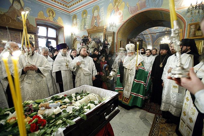 Patriarch Kirill at the funeral of Fr. Daniel Sysoev, 2009